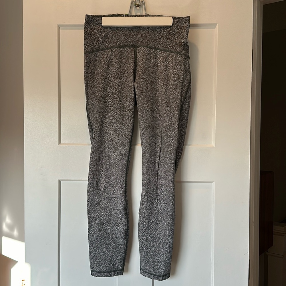 Lululemon 3/4 length leopard print leggings with black mesh accents! Size 8